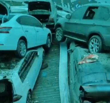 河南大雨淹没车库多车遭殃,积水退去一片狼藉,宛如“汽车坟场”