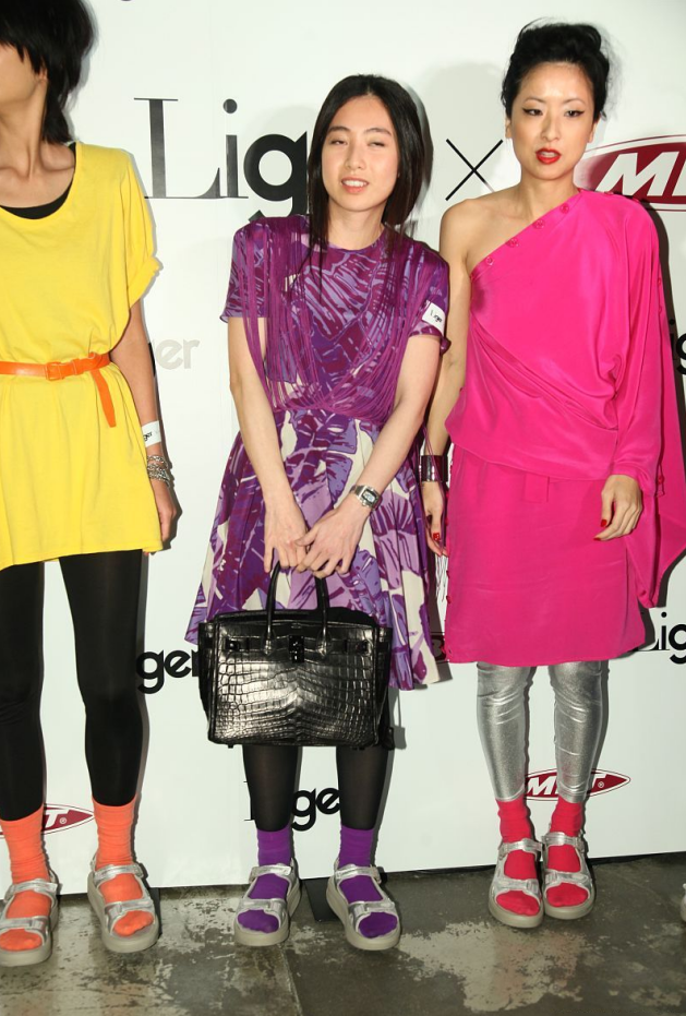 “阔太太”甘比真会穿，一袭紫色连衣裙时髦大气，成熟又洋气