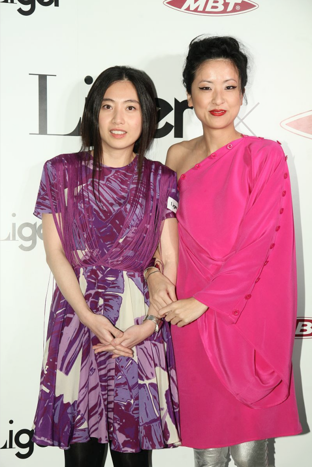 “阔太太”甘比真会穿，一袭紫色连衣裙时髦大气，成熟又洋气