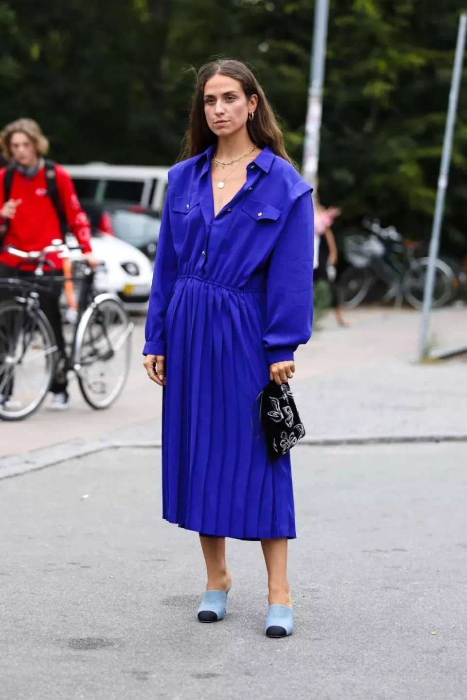 胡可真“嫩”呀！穿黄色衬衫裙甜美娇俏，一看就是被沙溢宠出来的