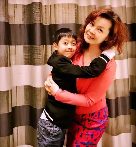 51岁周冰倩:37岁怀孕生子闯鬼门关,5年后却惨遭婚姻失败