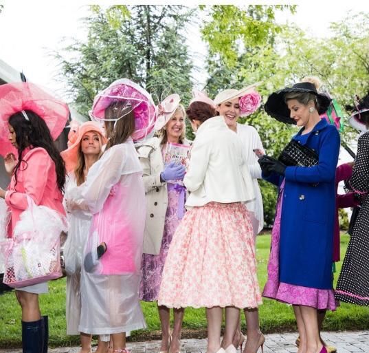 英国皇室马会:上流贵妇们盛装亮相,还是简约大气的穿搭最显贵气