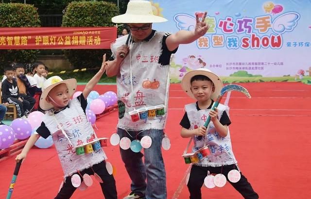 幼儿园环保服装设计大赛:家长花样百出另类"攀比",笑yue了!