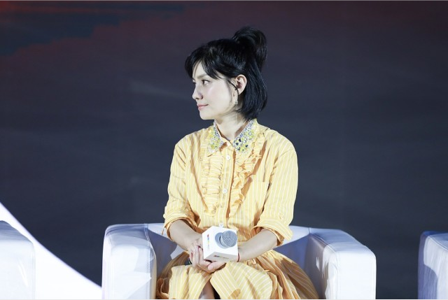 胡可真“嫩”呀！穿黄色衬衫裙甜美娇俏，一看就是被沙溢宠出来的