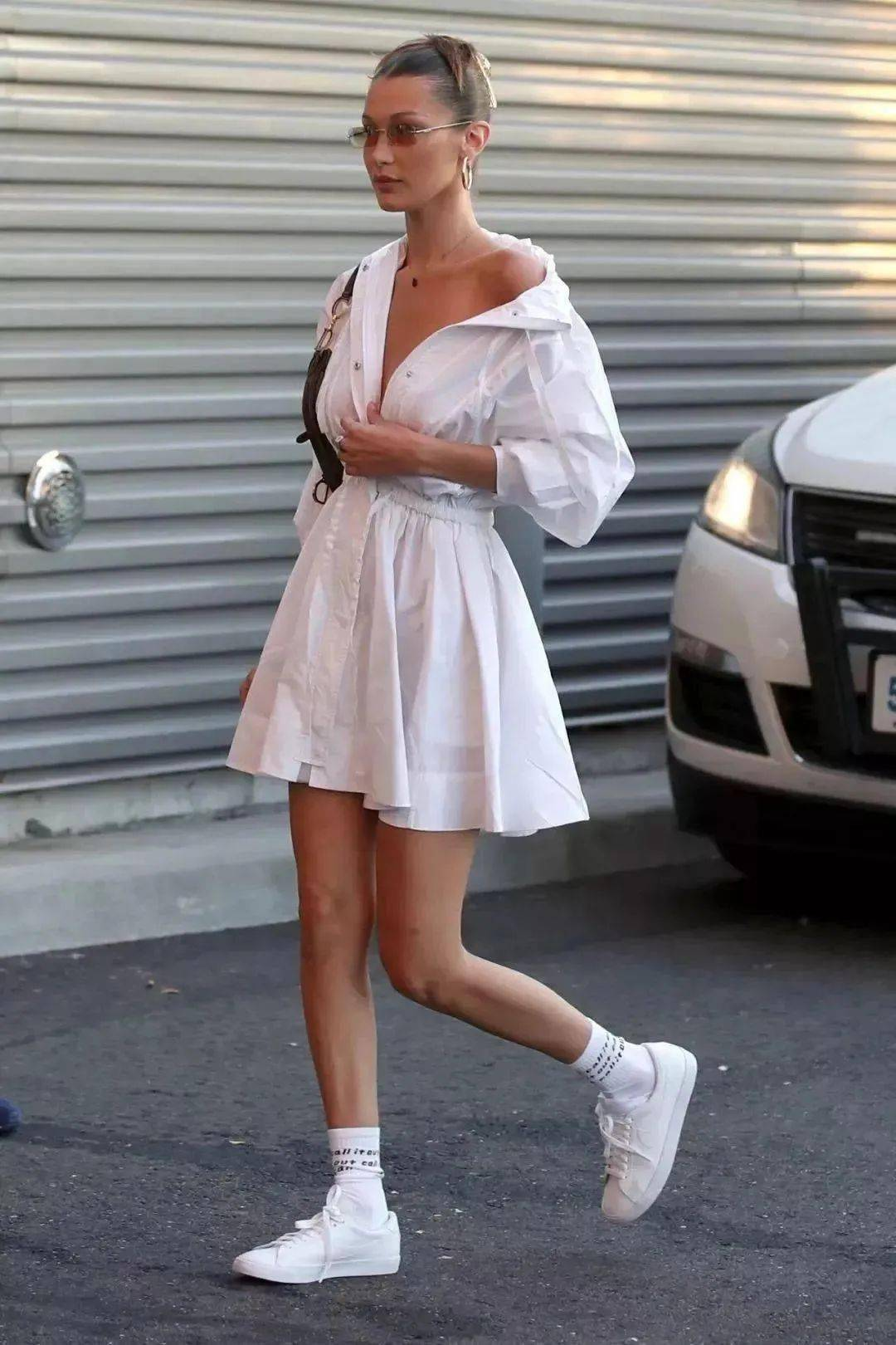 胡可真“嫩”呀！穿黄色衬衫裙甜美娇俏，一看就是被沙溢宠出来的