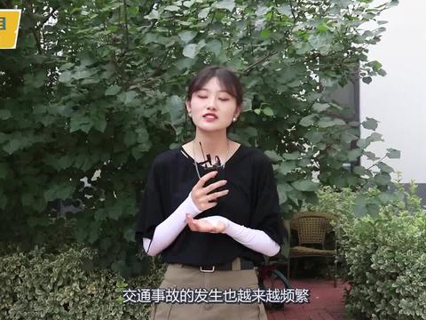 五菱撞上劳斯莱斯，车主淡定上烟等保险公司，车后几个字暴露一切