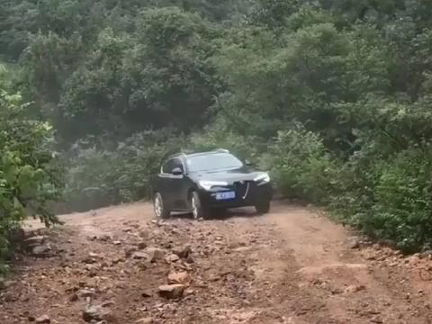 实拍：阿尔法罗密欧又上山了，玩越野一样给力