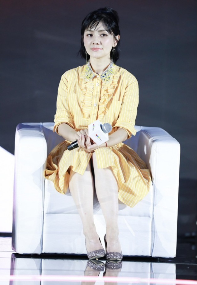 胡可真“嫩”呀！穿黄色衬衫裙甜美娇俏，一看就是被沙溢宠出来的