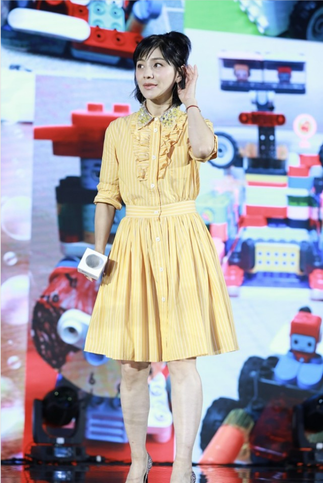胡可真“嫩”呀！穿黄色衬衫裙甜美娇俏，一看就是被沙溢宠出来的