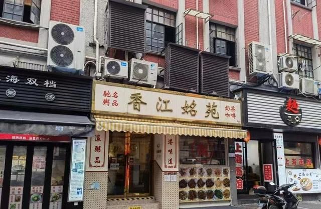 上海藏在市中心的一家宝藏港式茶餐厅,人均40元,饭点拼桌才能吃