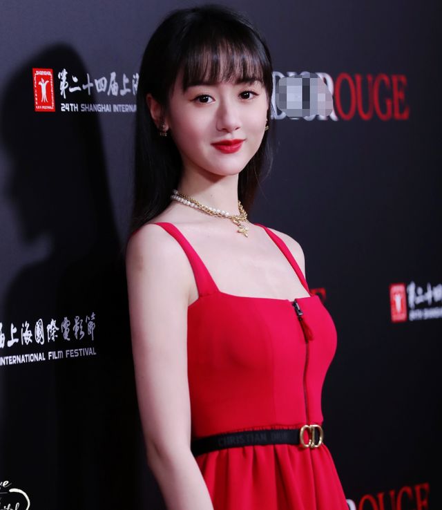 袁冰妍出席红毯被拍一袭红裙明艳动人生图却暴露真实腿围