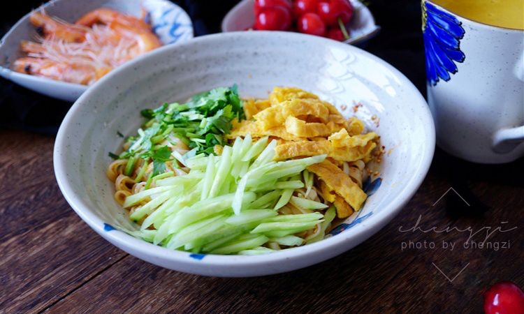 北方地区有夏至吃面条的习俗,民间有"吃过夏至面,一天短一线"的说法