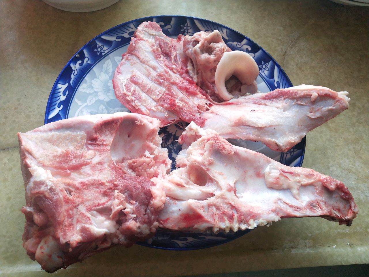 用猪头骨炖鲜黄豆汤?不起眼的食材,做出出众味道的美食