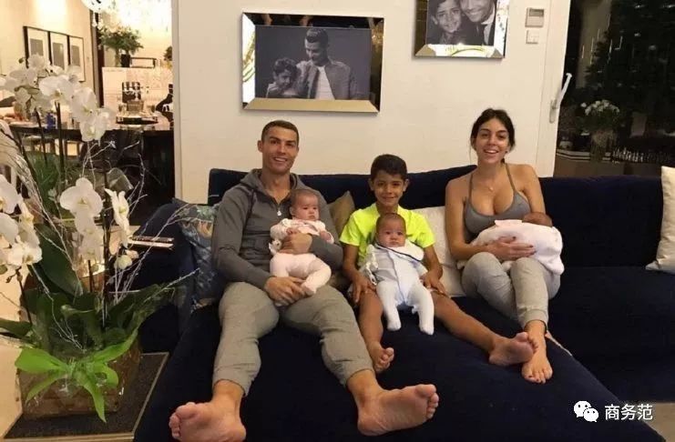 36岁C罗不喝可乐身材超棒,戴千万钻表豪车一堆,把柜姐女友宠上天!休闲区蓝鸢梦想 - Www.slyday.coM 36岁C罗不喝可乐身材超棒,戴千万钻表豪车一堆,把柜姐女友宠上天!休闲区蓝鸢梦想 - Www.slyday.coM