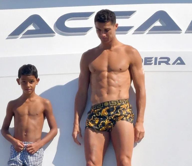 36岁C罗不喝可乐身材超棒,戴千万钻表豪车一堆,把柜姐女友宠上天!休闲区蓝鸢梦想 - Www.slyday.coM 36岁C罗不喝可乐身材超棒,戴千万钻表豪车一堆,把柜姐女友宠上天!休闲区蓝鸢梦想 - Www.slyday.coM