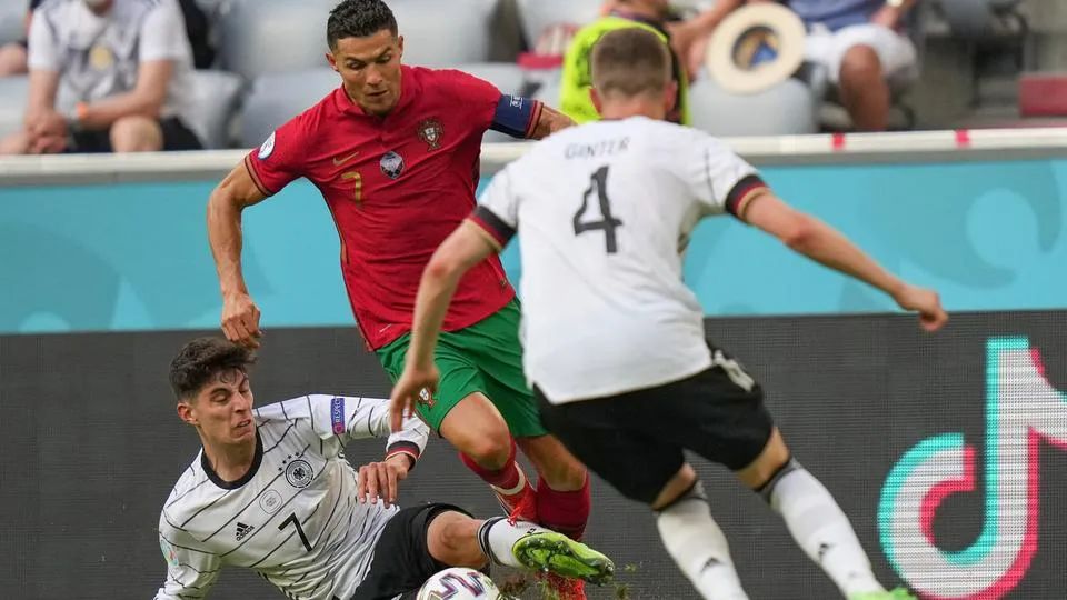 36岁C罗不喝可乐身材超棒,戴千万钻表豪车一堆,把柜姐女友宠上天!休闲区蓝鸢梦想 - Www.slyday.coM 36岁C罗不喝可乐身材超棒,戴千万钻表豪车一堆,把柜姐女友宠上天!休闲区蓝鸢梦想 - Www.slyday.coM