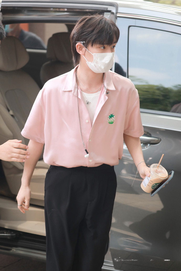 丁程鑫快乐大本营上班饭拍身穿粉色丝绸衬衫好有少年感