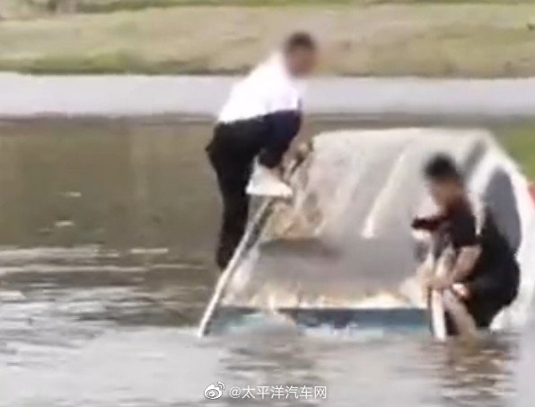 内蒙越野车穿越河道被困,司机溺亡!