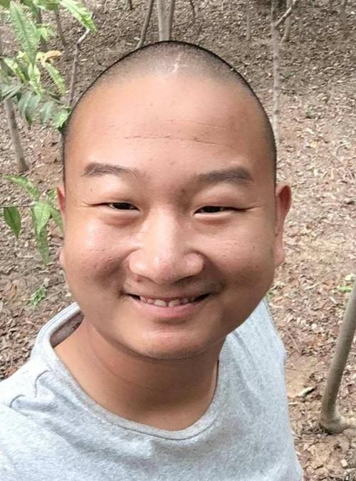 网红giao哥酒吧演出遭黑手抱头鼠窜被迫退场场面十分混乱