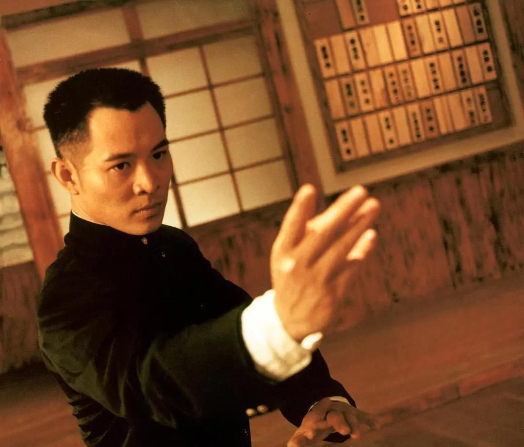 日本女记者问：南京大屠杀三十万谁数过？李连杰回答令她羞愧难当！