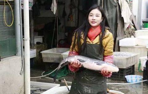 25岁“卖鱼西施”气质堪比刘亦菲，脸和手反差大，网友惋惜嫁太早