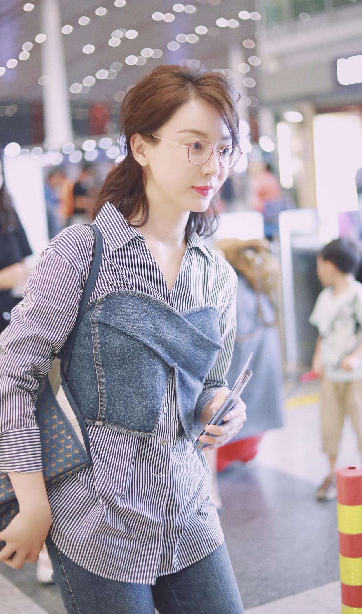 陈数也学年轻人“赶时髦”，条纹衬衫外面配抹胸，意外时髦高级