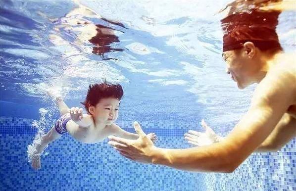 “婴儿游泳”成早教新风尚,看似实用惬意,但没有想象中那样美好