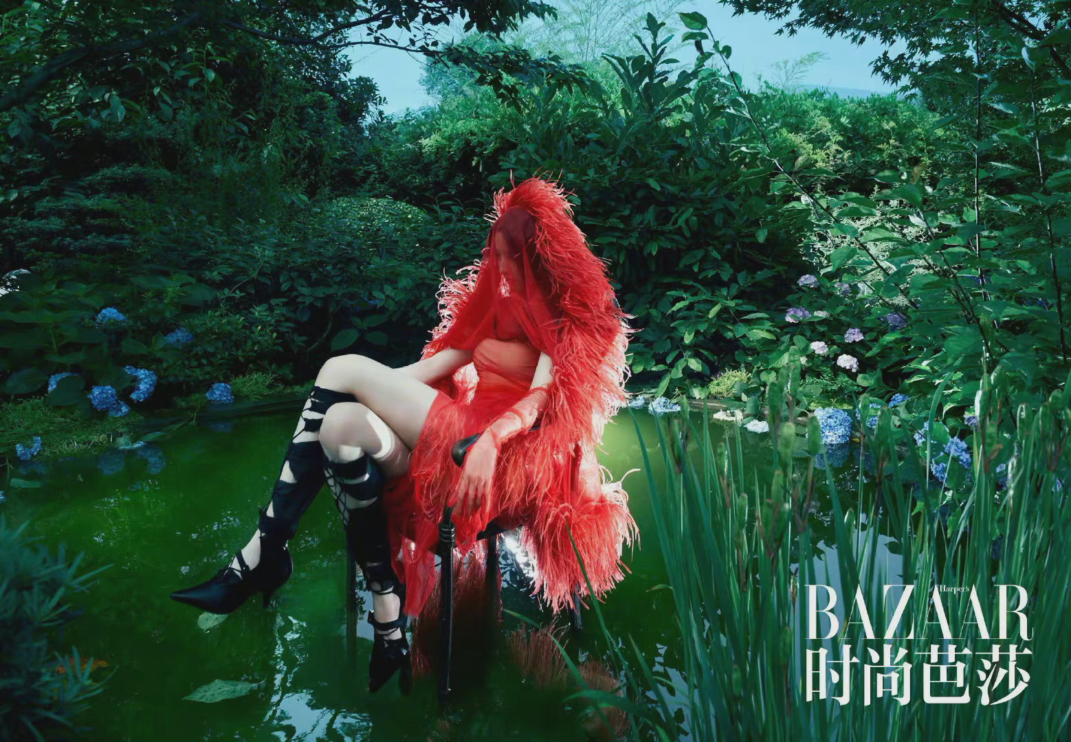 刘亦菲 时尚芭莎7月刊封面人物写真,身穿lv
