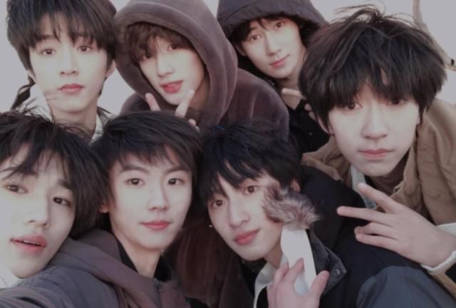 王源为时代少年团写歌,对应tfboys的歌《不完美小孩》,历程相似