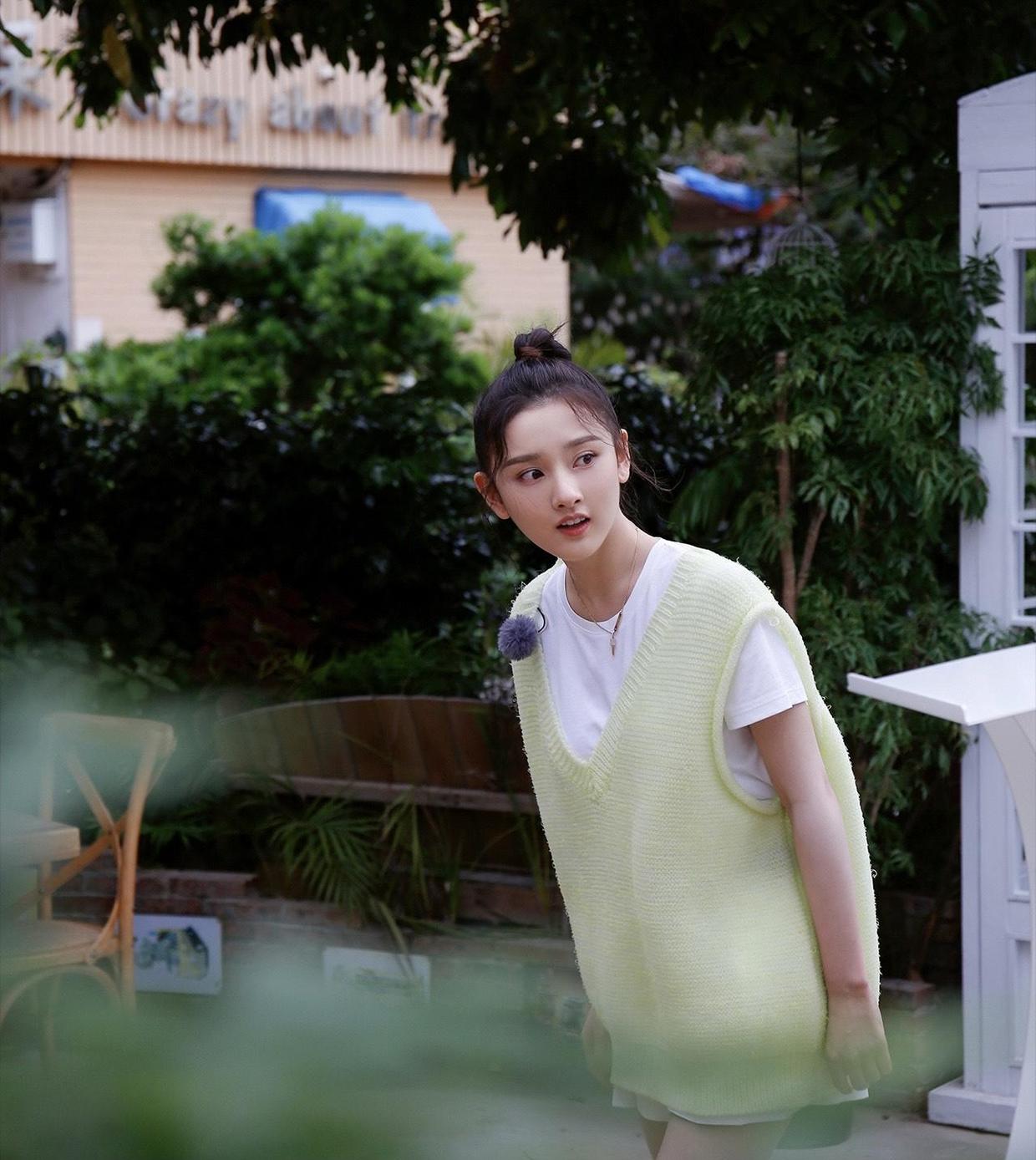 赵奕欢真懂“清凉穿搭精髓”，背心配短裤舒适自然，时髦又有个性