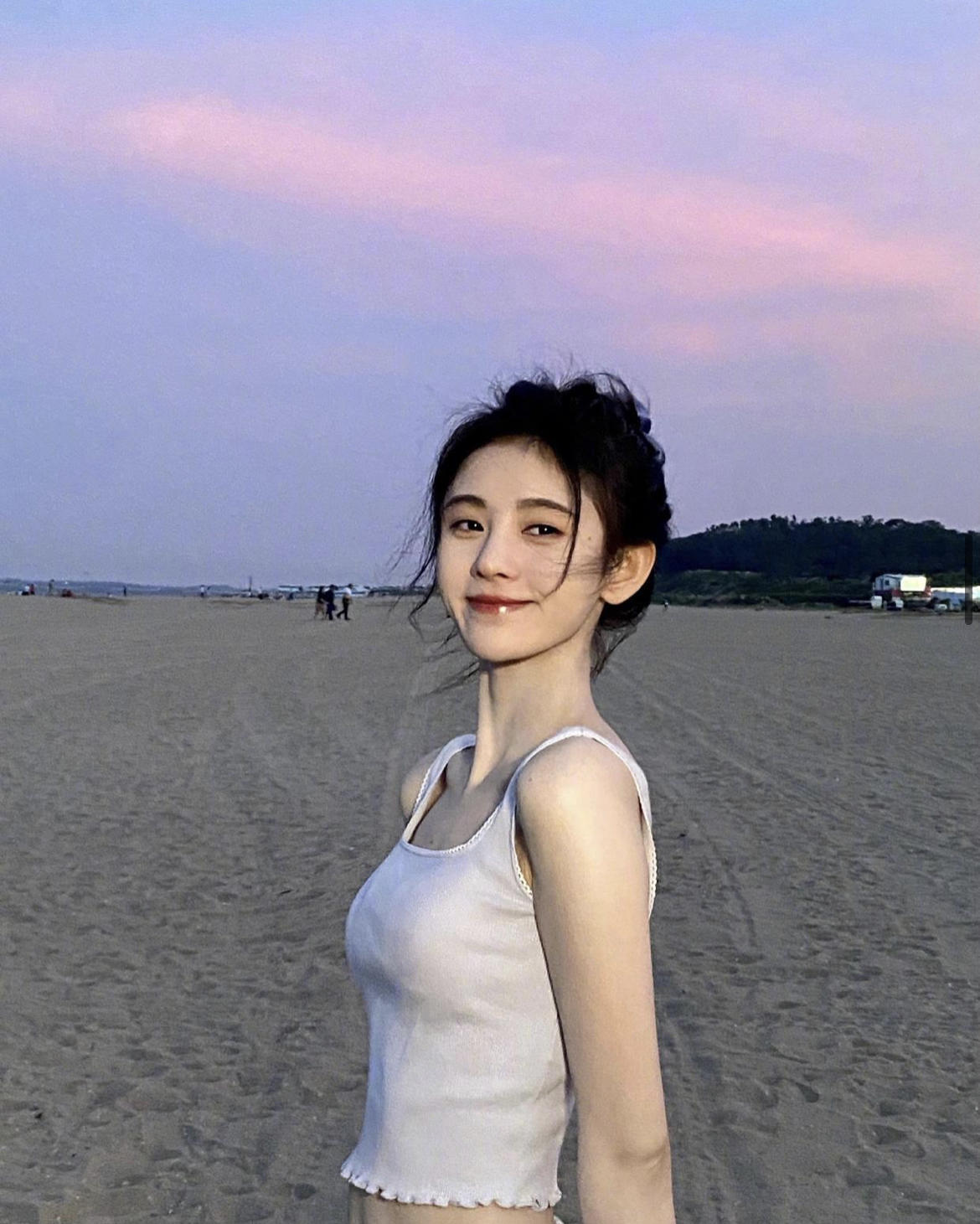 赵奕欢真懂“清凉穿搭精髓”，背心配短裤舒适自然，时髦又有个性