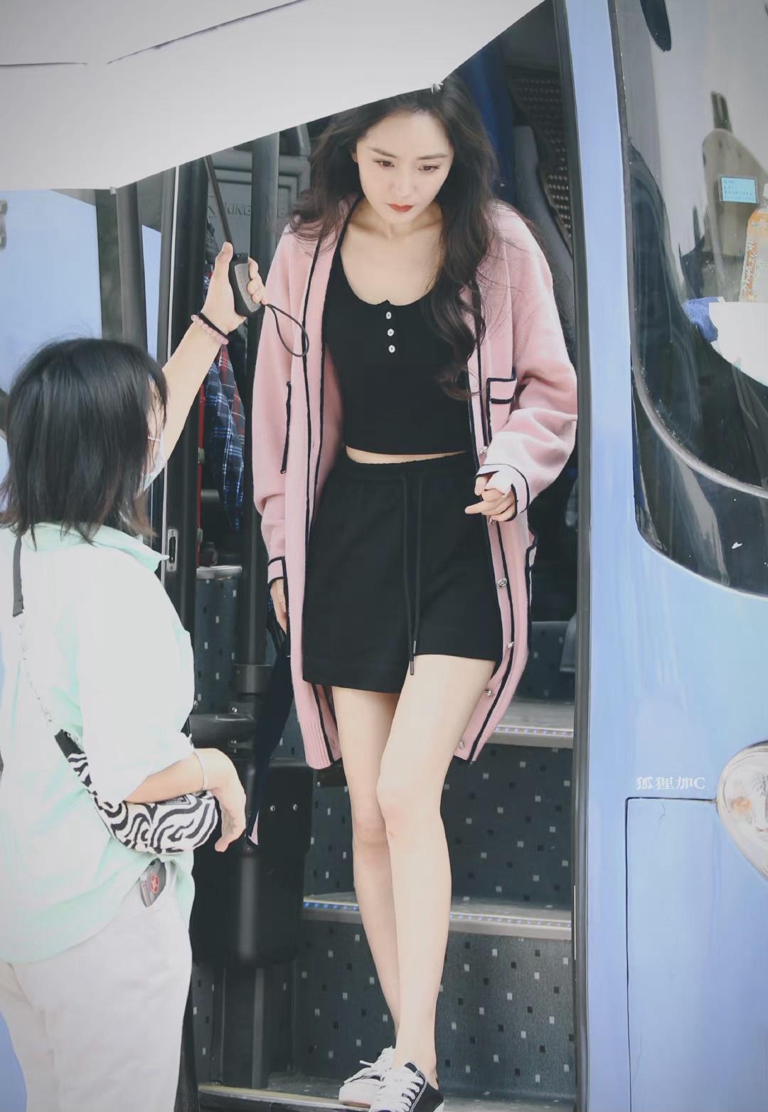 赵奕欢真懂“清凉穿搭精髓”，背心配短裤舒适自然，时髦又有个性