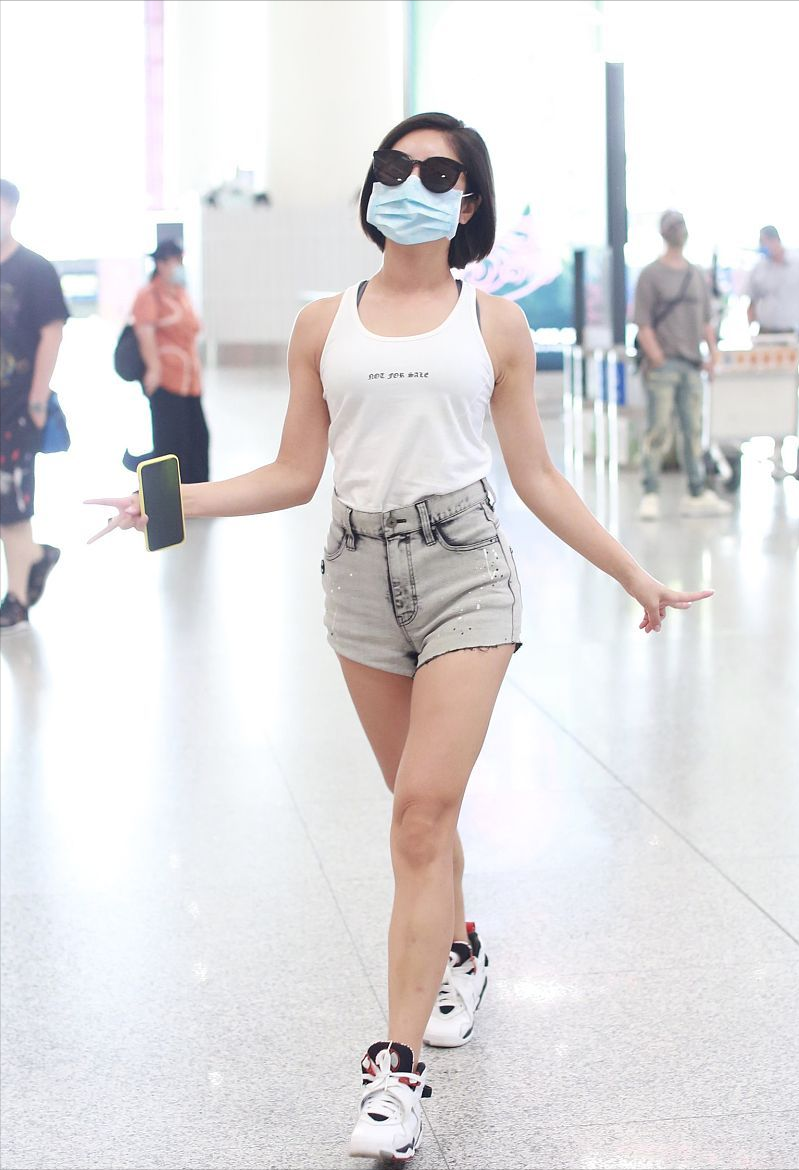 赵奕欢真懂“清凉穿搭精髓”，背心配短裤舒适自然，时髦又有个性