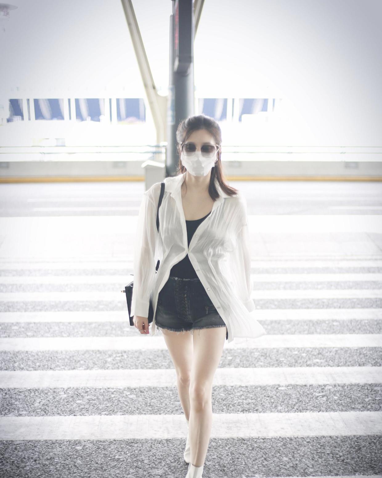 赵奕欢真懂“清凉穿搭精髓”，背心配短裤舒适自然，时髦又有个性