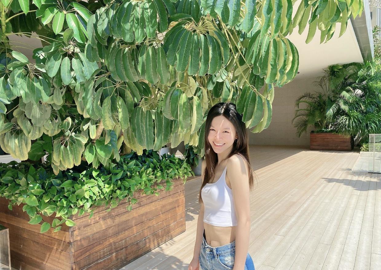 赵奕欢真懂“清凉穿搭精髓”，背心配短裤舒适自然，时髦又有个性