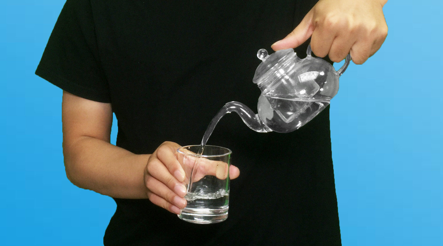 魔术教学:为什么水在杯子里一倒