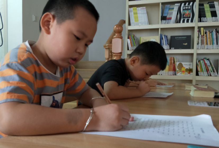 小学生写作业有多牛?从来不按老师要求,哥哥还帮着晒照休闲区蓝鸢梦想 - Www.slyday.coM 小学生写作业有多牛?从来不按老师要求,哥哥还帮着晒照休闲区蓝鸢梦想 - Www.slyday.coM