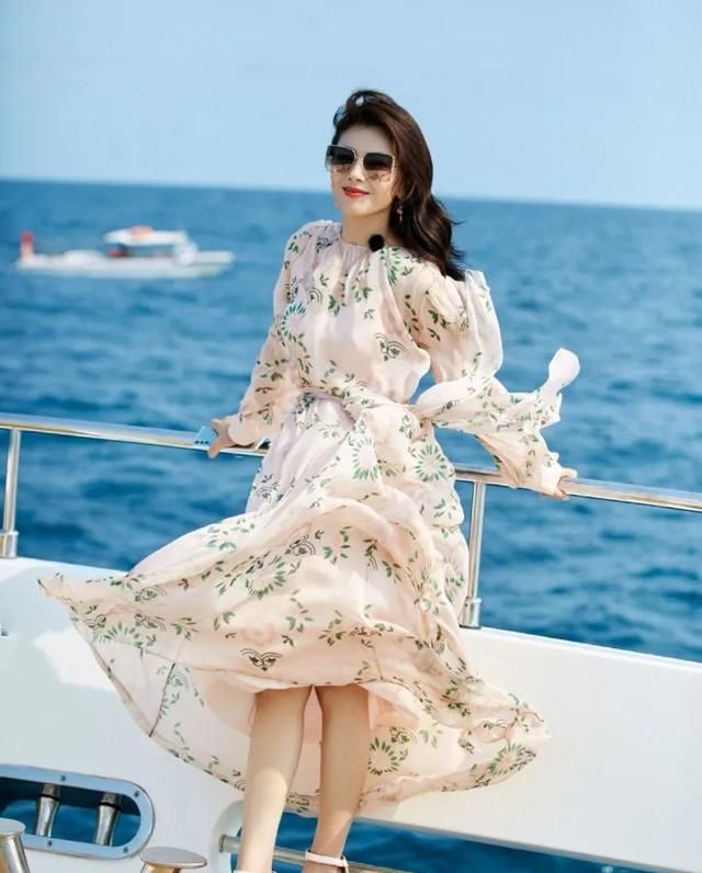 刘涛的时尚感不是盖的,穿碎花裙同框秦海璐,衣品高低一目了然