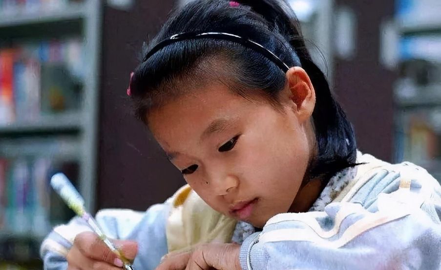 小学生写作业有多牛?从来不按老师要求,哥哥还帮着晒照休闲区蓝鸢梦想 - Www.slyday.coM 小学生写作业有多牛?从来不按老师要求,哥哥还帮着晒照休闲区蓝鸢梦想 - Www.slyday.coM