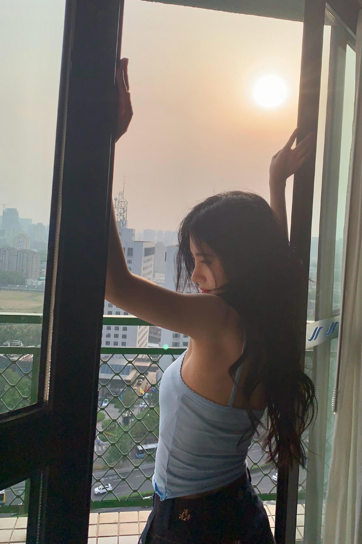 赵奕欢真懂“清凉穿搭精髓”，背心配短裤舒适自然，时髦又有个性