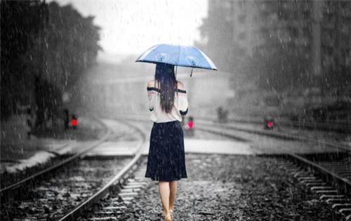 默默地想念一个人,或是品一杯香茗,或是读一本书……总之,在雨中一切