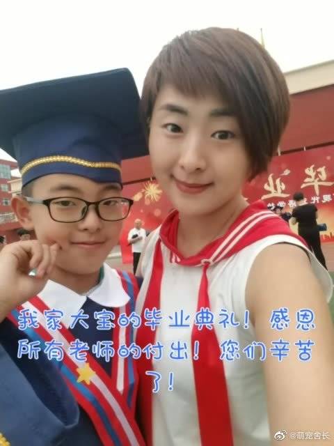 今天参加我家大宝小学毕业典礼少年励志妈妈爱你小博士