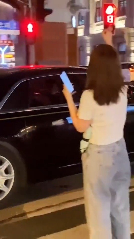 劳斯莱斯古思特VS宾利慕尚，两大豪车相遇，路边的美女都愣住了！