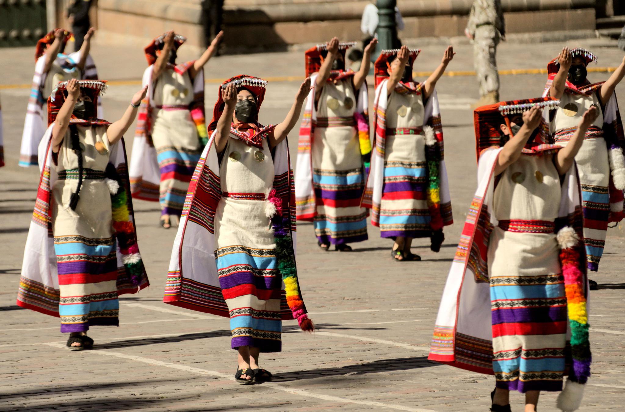 6月24日,人们身着传统服饰在秘鲁库斯科参加"太阳节"庆祝活动.