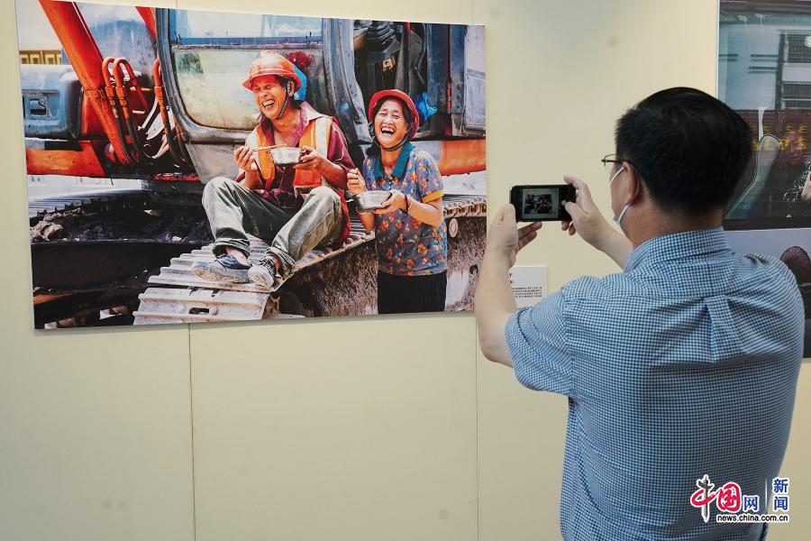 "中国梦劳动美—我心向党"第八届全国职工摄影展在京揭幕