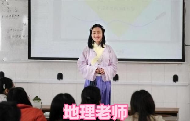 各学科老师穿汉服上课语文老师仙气飘飘数学老师气质出众