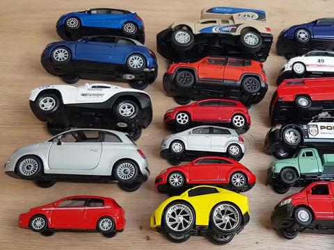 彩色汽车玩具警车大篷车展示