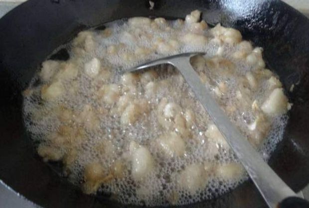 熬猪油,不要着急下锅熬,多做一步,猪油白净香浓,炒菜