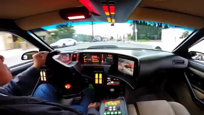 真正的环抱式座舱，这才是真正的性能车！酷酷的~