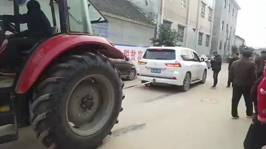 雷克萨斯LX570和拖拉机拔河，你猜谁赢了？